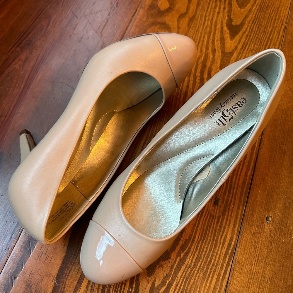 Women’s East 5th Beige Rounded Toe Heels 👠